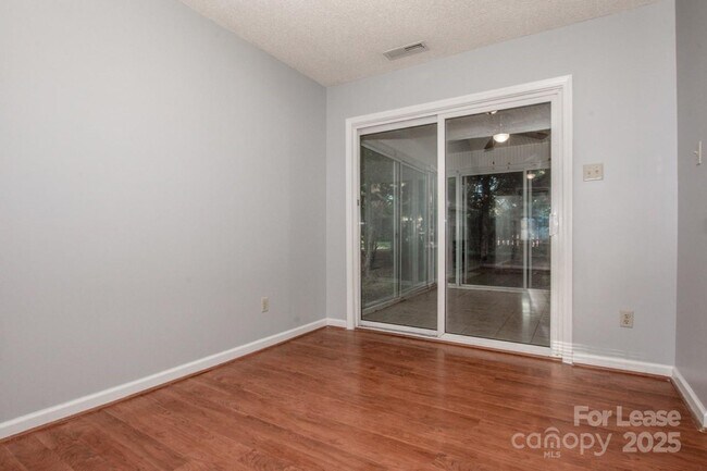 Building Photo - 408 Lytton St