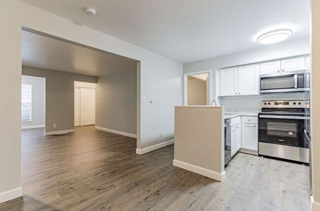 Building Photo - Two bedroom, two bath apartment with golf ...