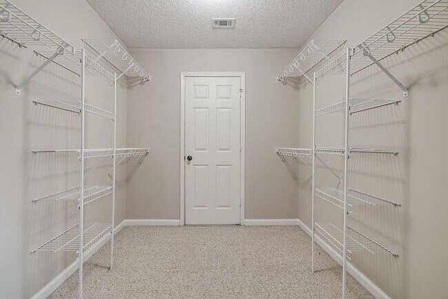 Building Photo - Beautiful Custom Home on Golf Course
