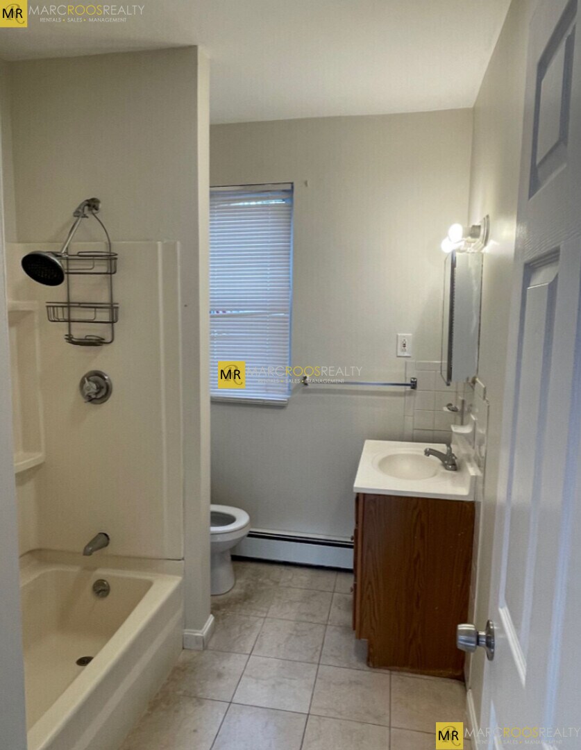 Building Photo - 179 Putnam St