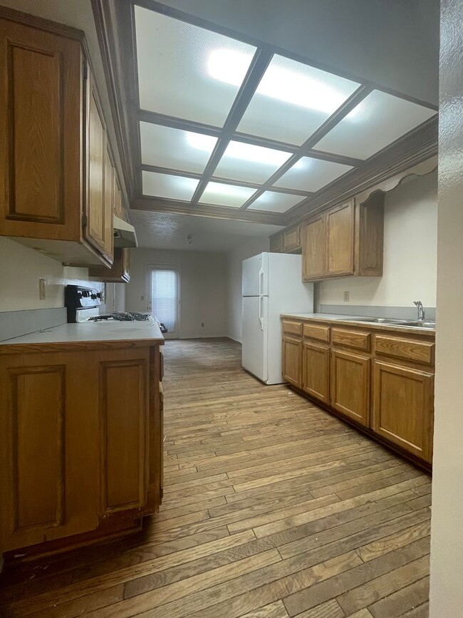 Building Photo - Southern Hills 3 Bedroom 2 Bath Duplex-New carpet and new flooring in the bathrooms