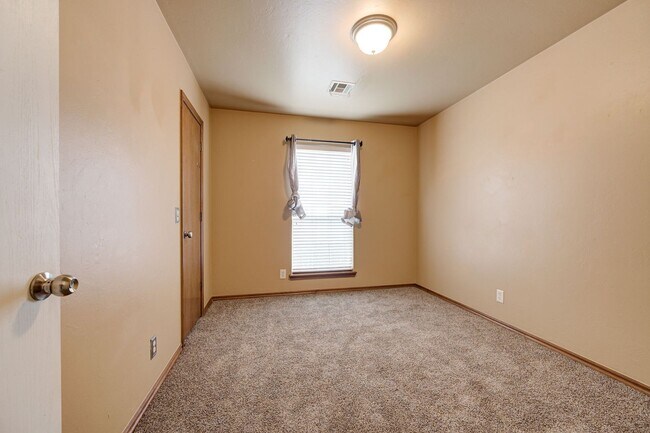 Building Photo - Gorgeous 3 bedroom 2 Bath Home in the Heart of Edmond