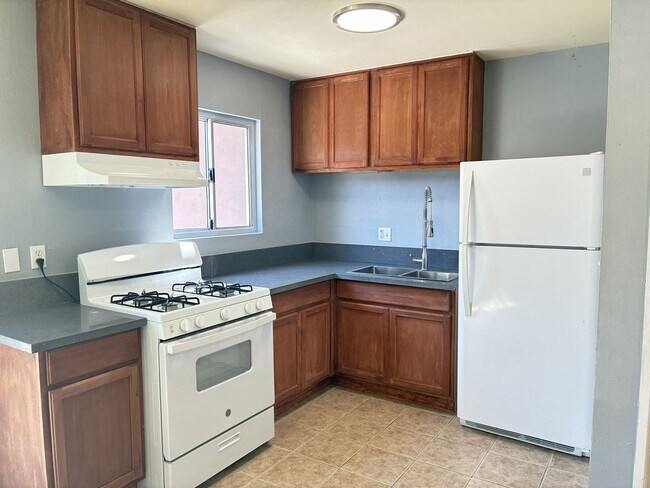 Building Photo - 1129 E La Deney Ct