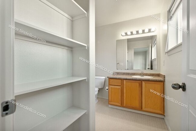 Building Photo - Spacious 2-Bedroom Townhouse with Dual Mas...