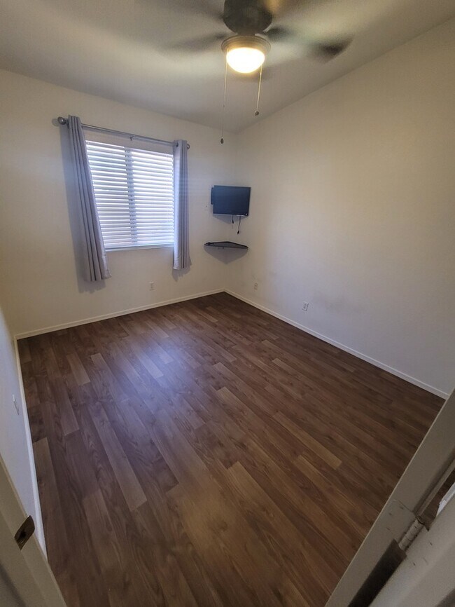 Building Photo - Corner 3/2 with fireplace for rent