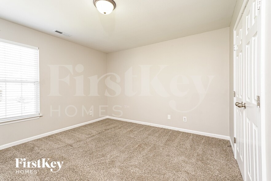 Building Photo - 612 Brassfield Dr