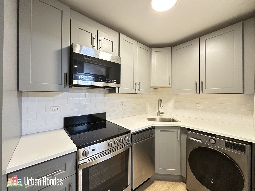 Building Photo - 1212 N La Salle Dr