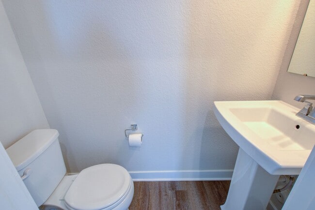 Building Photo - Like New End Unit Townhome, 3 Bed 2.5 Bath
