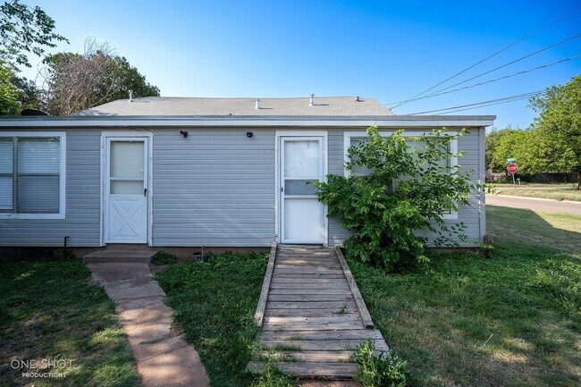 Building Photo - 2744 Russell Ave