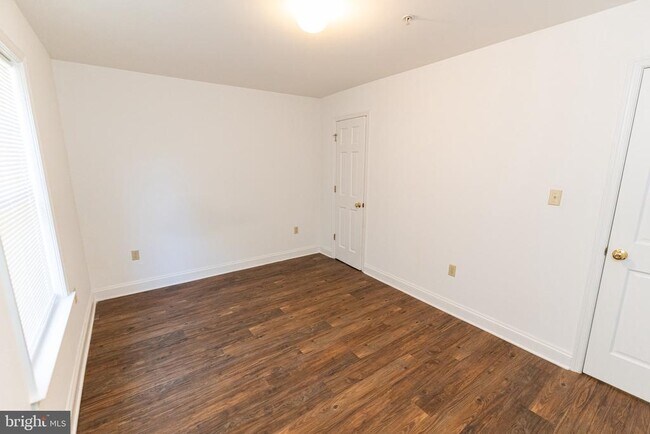 Building Photo - 802 Travers St