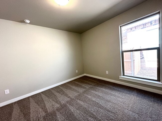 Building Photo - 4Bed/2Bath Available 6/5