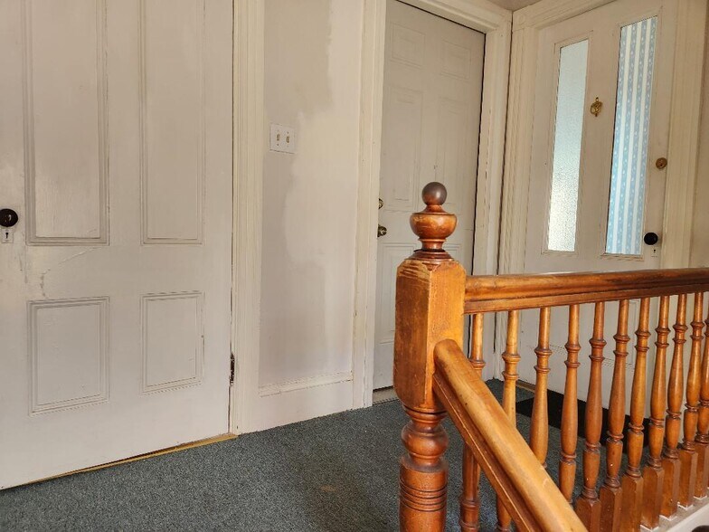 Building Photo - 261 Elm St