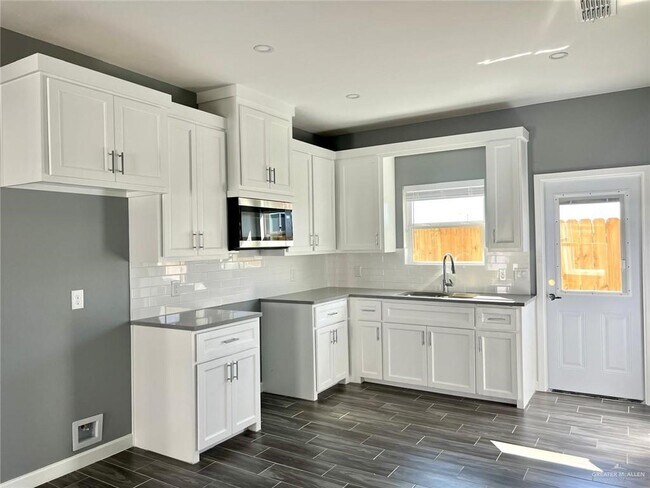 Building Photo - 100 Lauryn Dr