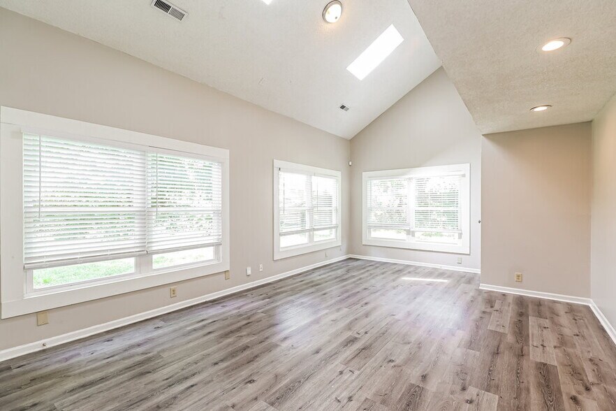 Building Photo - 2341 Castlecomer Dr