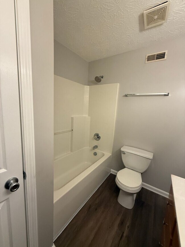 Building Photo - 3 Bedroom Available Now!