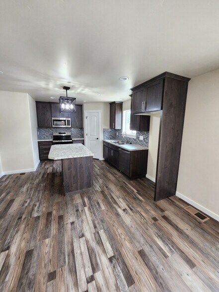 Building Photo - 1304 N Buchanan St