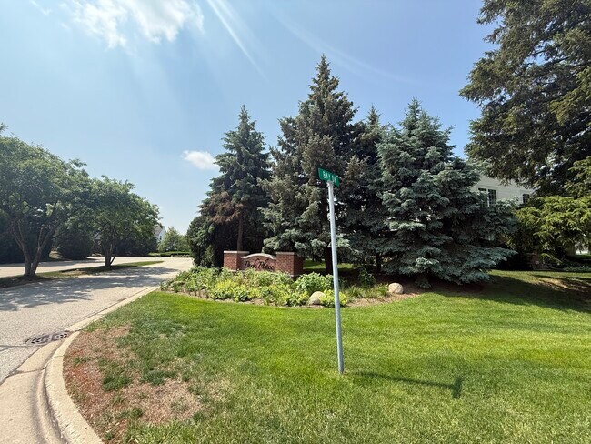 Building Photo - 272 Bay Dr