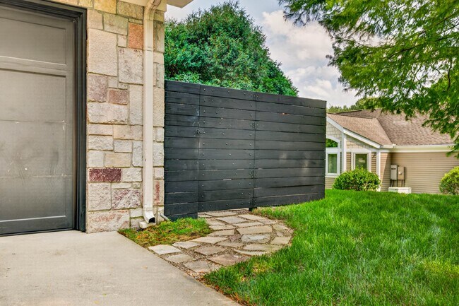 Building Photo - 3625 Woodside Dr