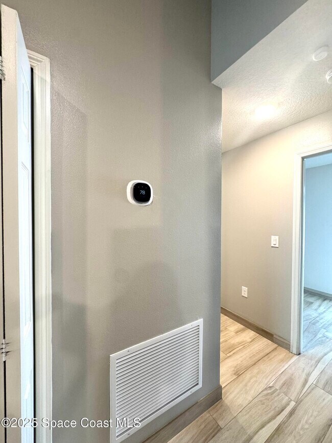 Building Photo - 1066 Dania Cir