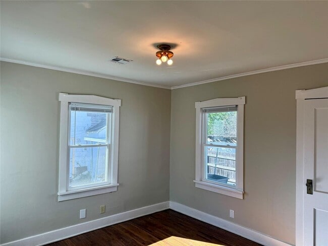 Building Photo - Great neighborhood, watchful neighbors, darling Midtown home near fairgrounds & TU.