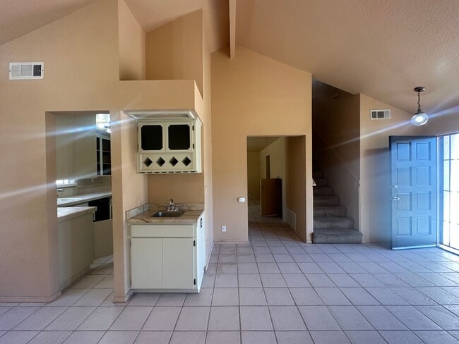 Building Photo - 560 Clover Dr