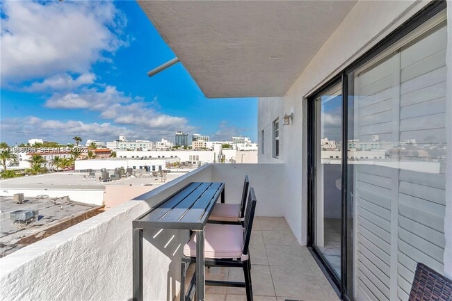 Building Photo - 1418 Collins Ave