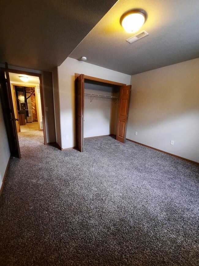 Building Photo - 3 BEDROOM | 2 BATH | TRI-LEVEL | NORTH