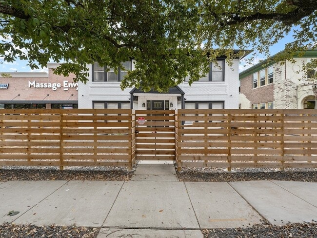 Building Photo - 1119 Waugh Dr