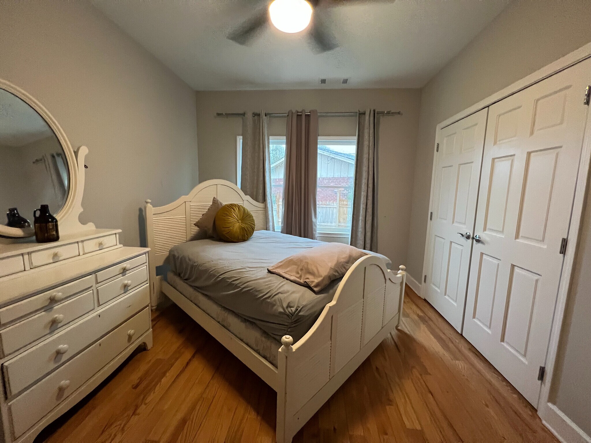 Building Photo - Room in House on Holland Ct