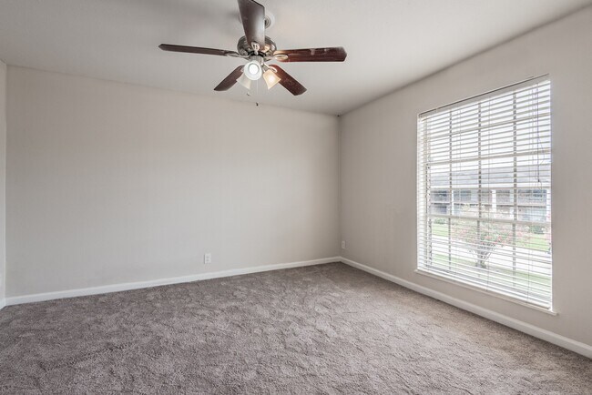 Building Photo - 2121 Fountain View Dr