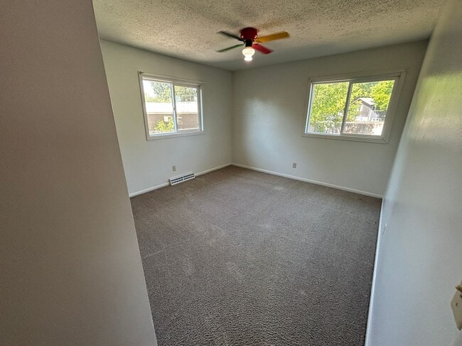 Building Photo - 5 Bed 2 Bath Home with 2 Car Attached Garage in Quiet Nice Neighborhood.