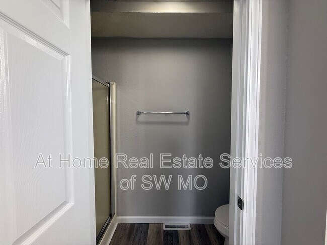 Building Photo - 721 E Bain St