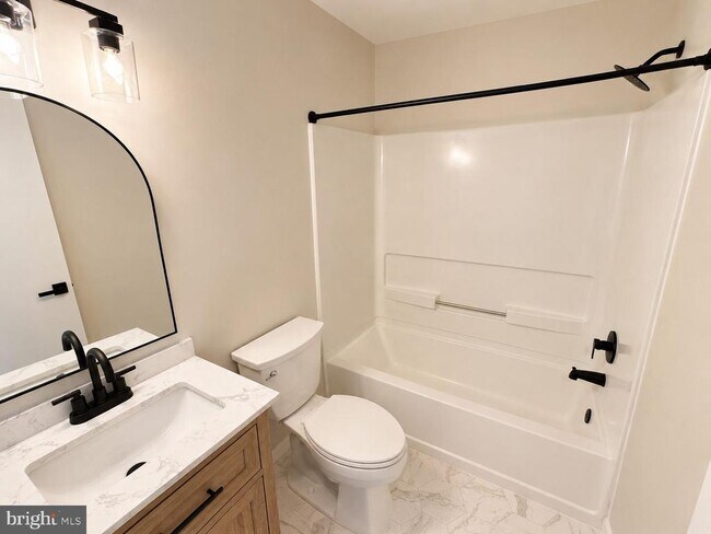 Building Photo - 2480 Glengyle Dr