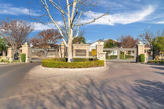 Building Photo - 5629 N Citrus Ln