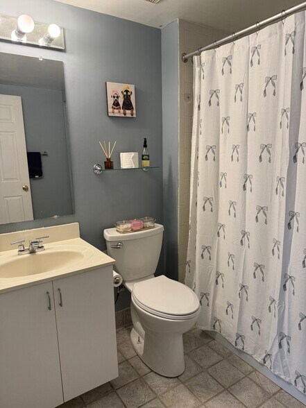 Building Photo - 911 S Charles St