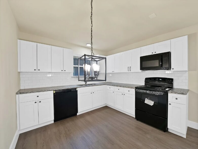 Building Photo - 306 Renfro St