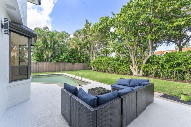 Building Photo - 150 Lucina Dr