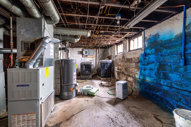 Building Photo - 12401 Parkhill Ave