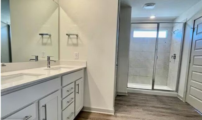 Building Photo - Spacious - Like New - 4 Bedrooms - Versatile!