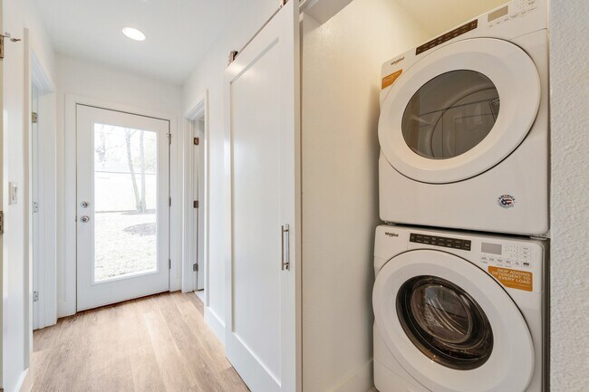 Building Photo - 2018 Remodeled 3 bed / 2 bath - wood / tile floors, fenced yard. Hyde Park / Downtown