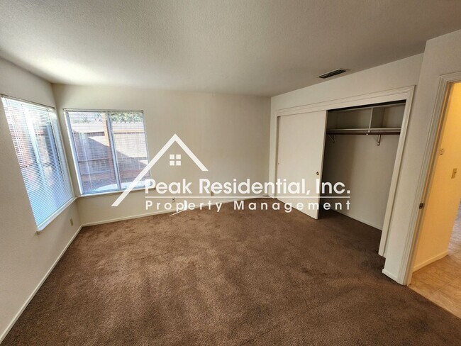 Building Photo - A Very Nice Lincoln 3bd/2ba House with 2-Car Garage