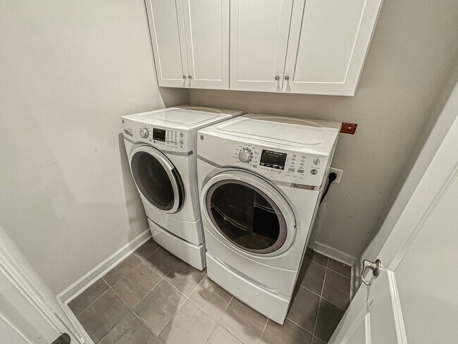 Building Photo - Stunning 3 Bed 3.5 Bath Townhome With Atta...