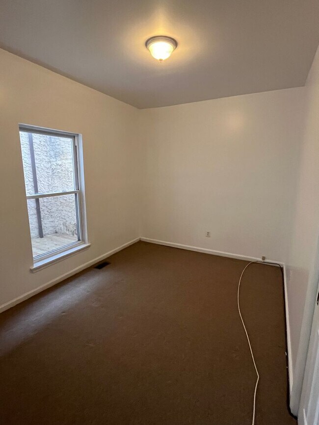 Building Photo - Bright Old City Loft