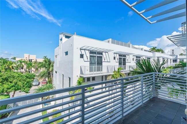 Building Photo - 3270 NE 15th St