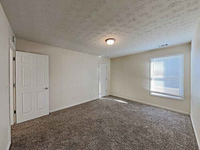 Building Photo - 2400 Village Green Dr