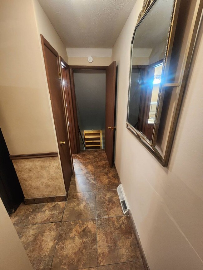 Building Photo - Charming 2-Bedroom Property in Prime Location