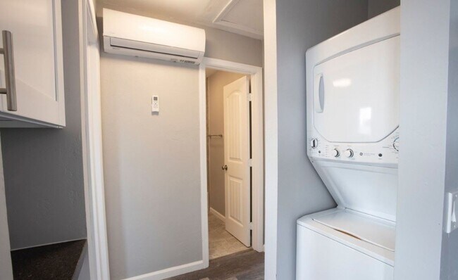 Building Photo - Updated 2 Bed 1 Bath Near SDSU