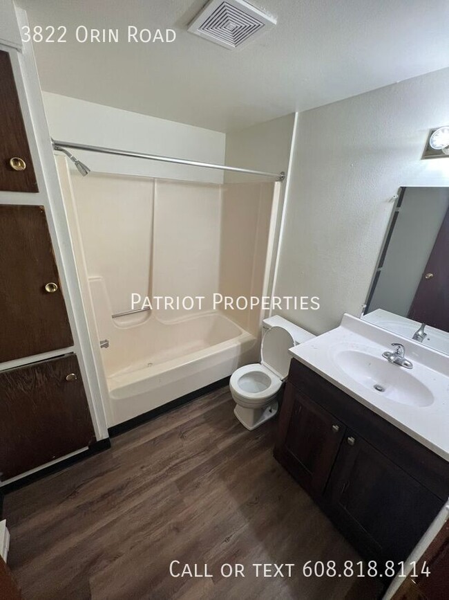 Building Photo - 1 bed/1 bath plus den in Madison, WI!