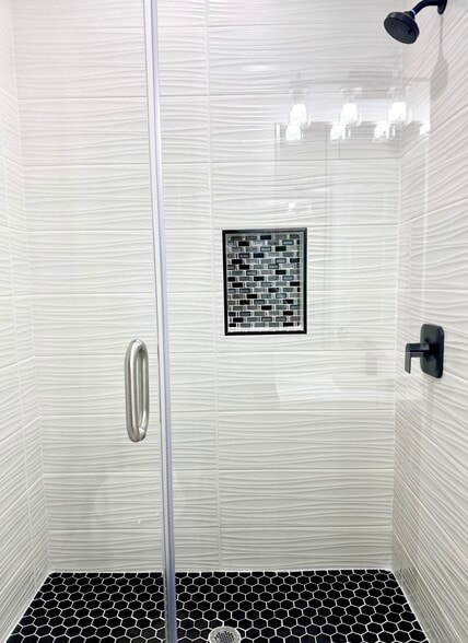 Shower - 2108 E Viviana St