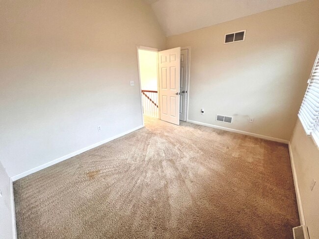 Building Photo - Beautiful Townhome - 3 bedroom 2.5 bath - Must see!